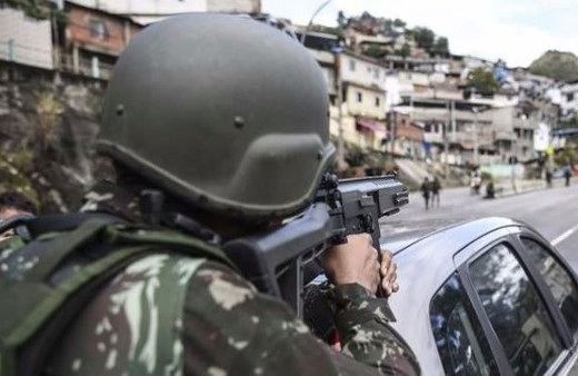 Binlerce asker mücadele için sokağa indi