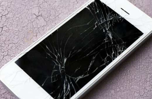 Kadınlar  çatlak telefonlu erkeklere bakmıyor