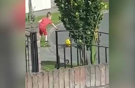 'Yolda top oynamak yasak' kuralına aşırı bağlı çocuk