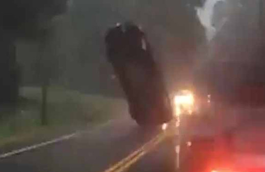 Şiddetli fırtınada dimdik duran araba şaşırttı!