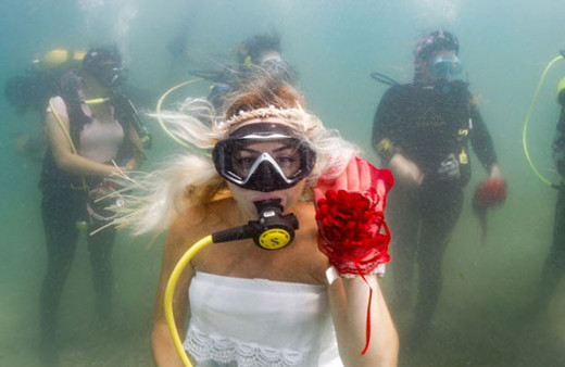 Kara yetmedi kına gecesini su altında yaptılar