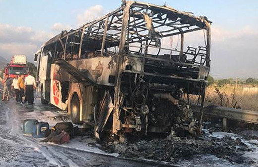 20 yolcusu bulunan otobüs alev alev yandı