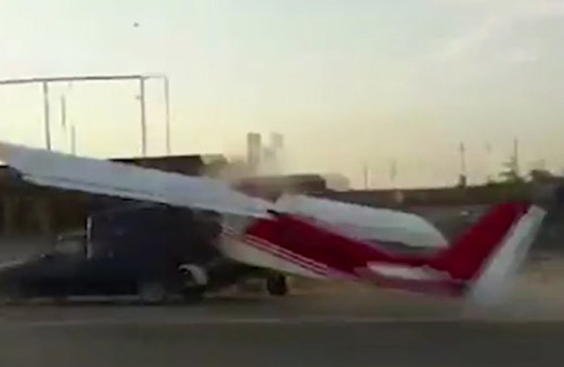 Uçak, arabayla çarpıştı