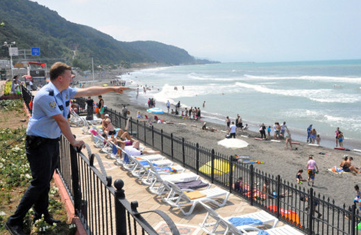 Zonguldak'ta denize girenleri polis tek tek çıkardı