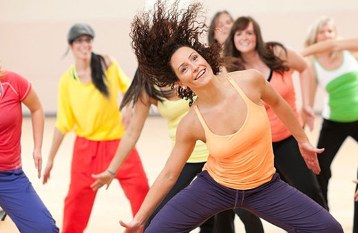 Kadınlara Zumba öğrettikleri için tutuklandılar