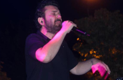 Dünyası başına yıkıldı! Acı haberi konser öncesi aldı