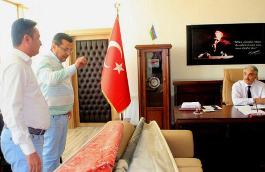 CHP'li vekil, Milli Eğitim Müdürü'nün makamını bastı