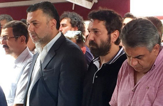 Halil Sezai, gözyaşları içinde babasını toprağa verdi