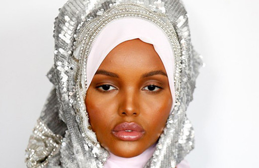 Güzellik yarışmasında tesettür mayo giydi, ünlü oldu!