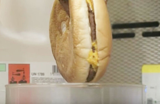 Hamburgeri 3,5 saat tuz ruhunda beklettiler sonrası mide ister