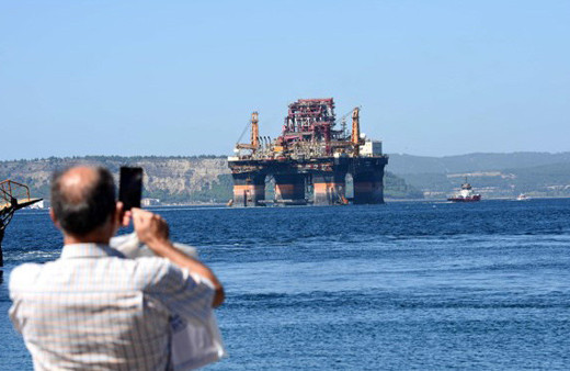 Dev platform Çanakkale Boğazı'ndan geçti