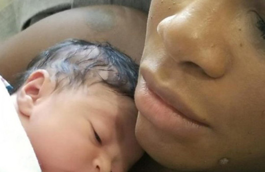 Serena Williams kızını kucağına aldı