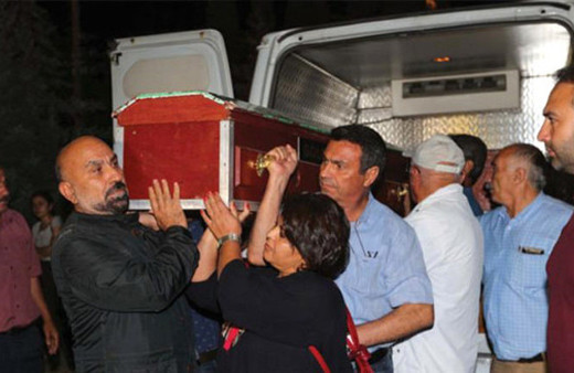 Aysel Tuğluk'un annesinin cenazesinde olay çıktı