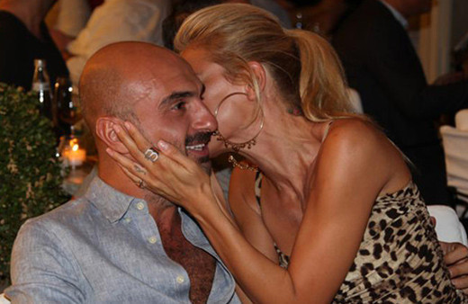 Burcu, sevgilisini öpücüklere boğdu