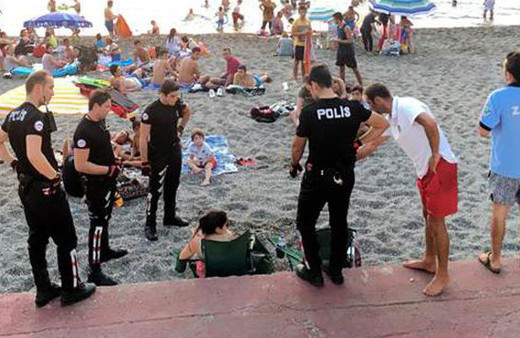 Plajda iki kadın içki içmişti! Olay fotoğraf için Vali'den açıklama