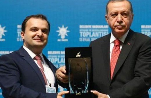 Erdoğan’ın plaket verdiği başkan için AK Parti'den açıklama