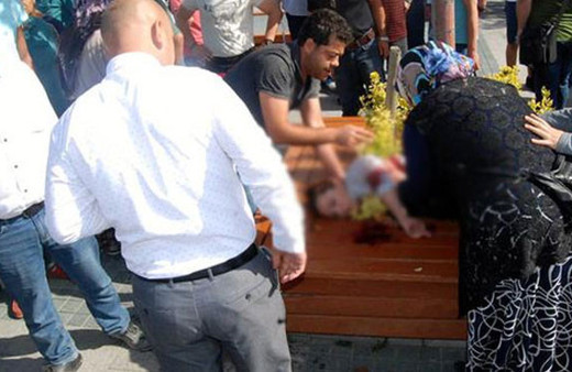 Eşine sokak ortasında kurşun yağdırdı