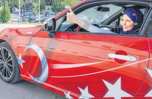 Burcu Çetinkaya alkolü bıraktı başını kapadı "çareyi teslim olmakta buldum"