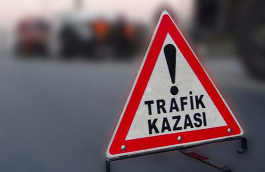 Konya'da minibüs yön levhası direğine çarptı: 5 yaralı