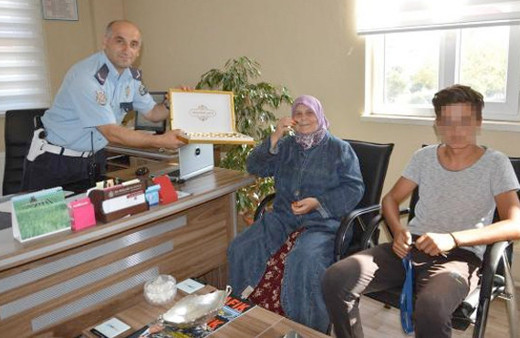 Polis yakalayamadığı genci babaannesine şikayet etti