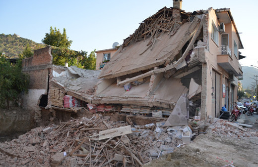 Aydın'da 2 katlı ev çöktü