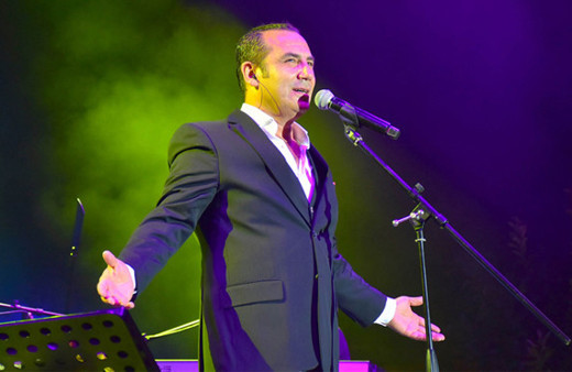 Ferhat Göçer konserinde talihsiz kaza ilk müdahaleyi ünlü sanatçı yaptı!