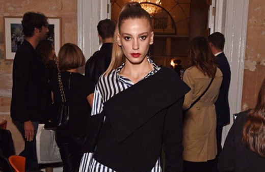 Serenay Sarıkaya defileyi izlemeye gitti mankenlerden daha çok beğenildi