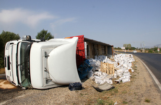 Sivas'ta üzüm yüklü tır devrildi: 1 yaralı