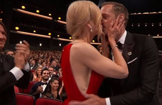 Kocasının yanında rol arkadaşının dudağına yapıştı