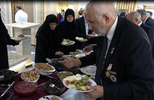 Protokole garsonlu, gazilere self servis