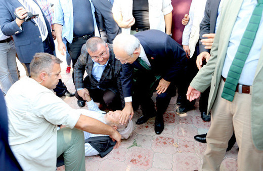 Kılıçdaroğlu'nun zor anları! Bir anda yere yığıldı