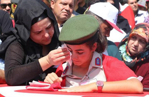 Şehit ağabeyini üniforması ve kepiyle uğurladı