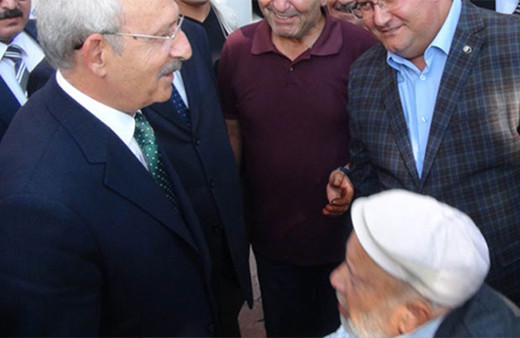 Kılıçdaroğlu'na derdini anlatırken...