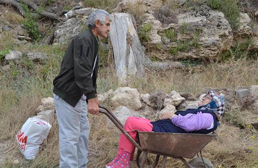 Kanserli adamdan felçli eşi için büyük fedakarlık!