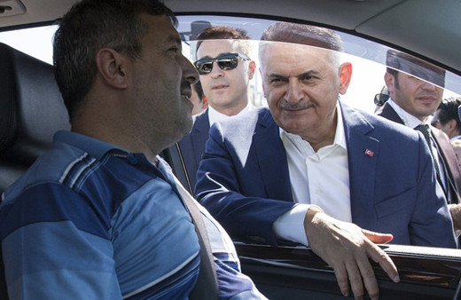 Trafikte Başbakan Yıldırım'ı karşılarında görünce...
