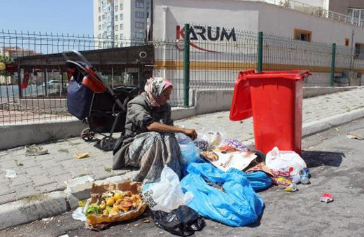 Bayramda çöpte yiyecek aradı
