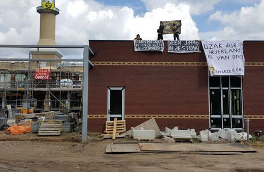 Hollanda'da inşası süren camiye saldırdılar