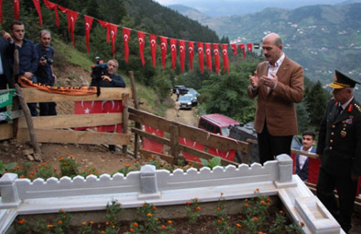 Bakan Soylu Eren Bülbül'ün kabrindeyken silah sesleri yükseldi