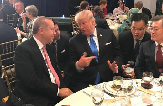 Yerinden kalkıp Erdoğan'ın yanına geldi ve...