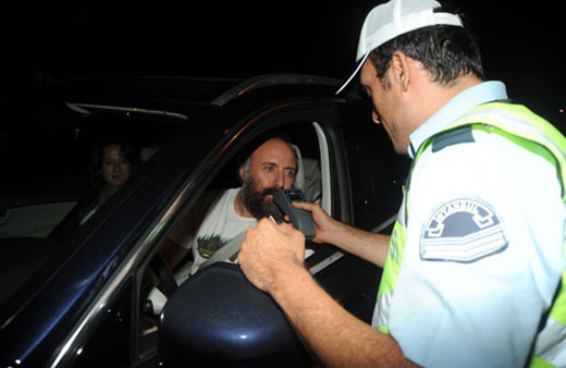 Halit Ergenç ve Beren Saat polis çevirmesine yakalandı