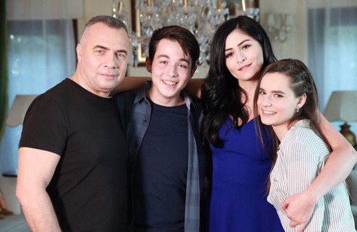  'Eşkıya Dünyaya Hükümdar Olmaz'a ağlayarak veda etti