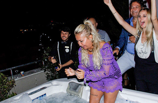 Önce şampanya patlattı sonra jakuziye girdi