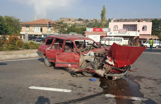 Kayseri'de otomobille kamyon çarpıştı: 1 ölü, 2 yaralı