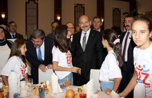 Bakan Süleyman Soylu çocuklarla buluştu