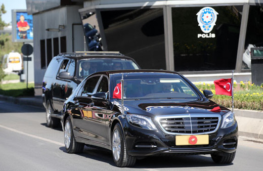 Erdoğan döndü, ayağının tozuyla toplantıya geçti