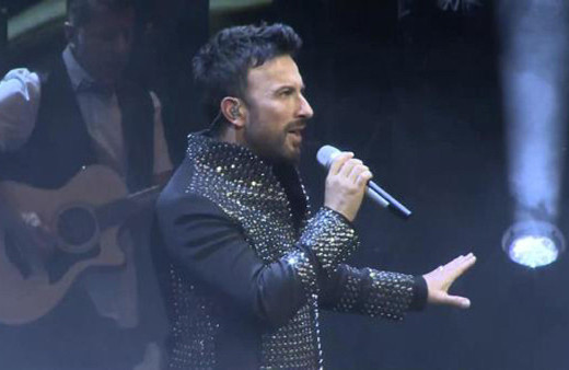 Tarkan ve Kızıl Ordu Korosu aynı sahnede