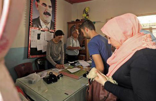 Suriye'de Öcalan posteri önünde seçim sandığı kuruldu...