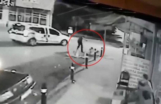 Dehşet anı!.. Babayı çocuğuna sarılırken öldürdüler!..