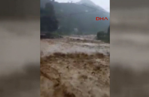 Rize’de dereler taştı, karayolu ulaşıma kapandı