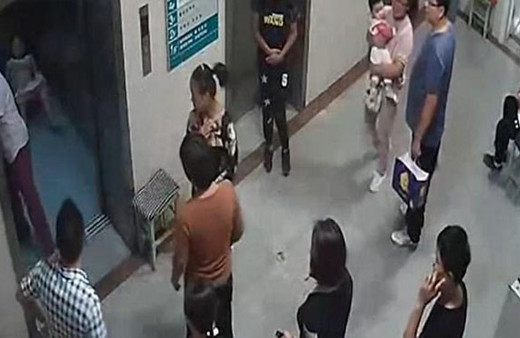 Asansörde doğum yaptı!